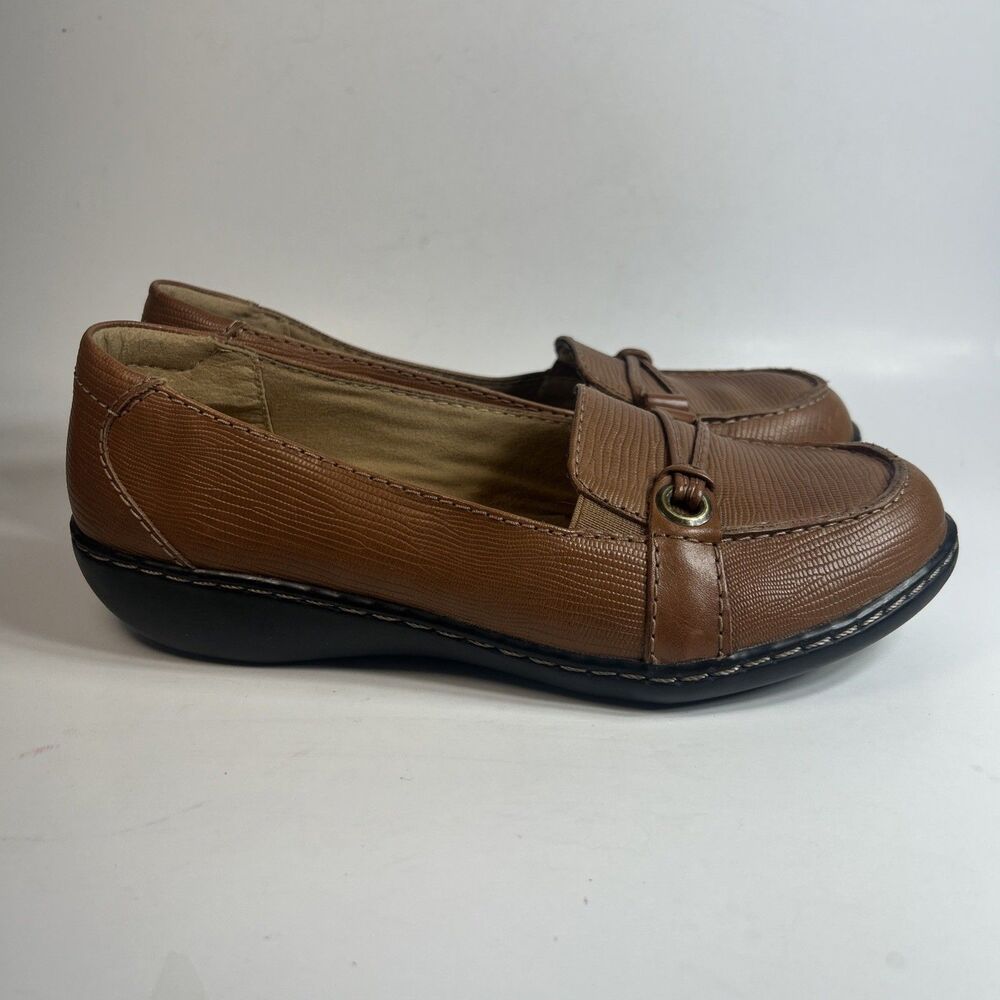 Clarks Womens Shoes Size 7.5 Brown Leather Slip On Soft Cushion Loafers